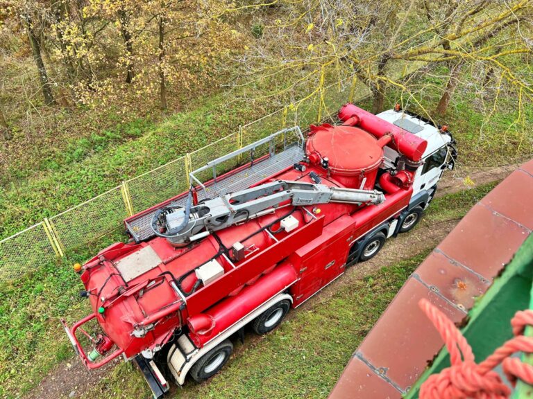 Proces przemysłowego czyszczenia wraz z mobilnym odwadnianiem osadu