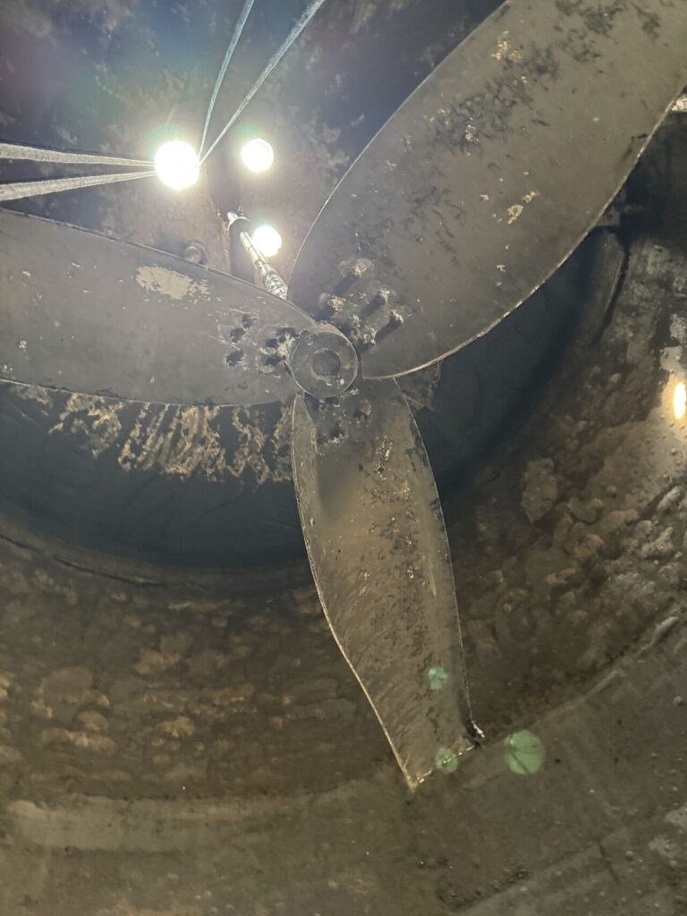 Czyszczenie komory WKF ze złogów osadu oraz piasku