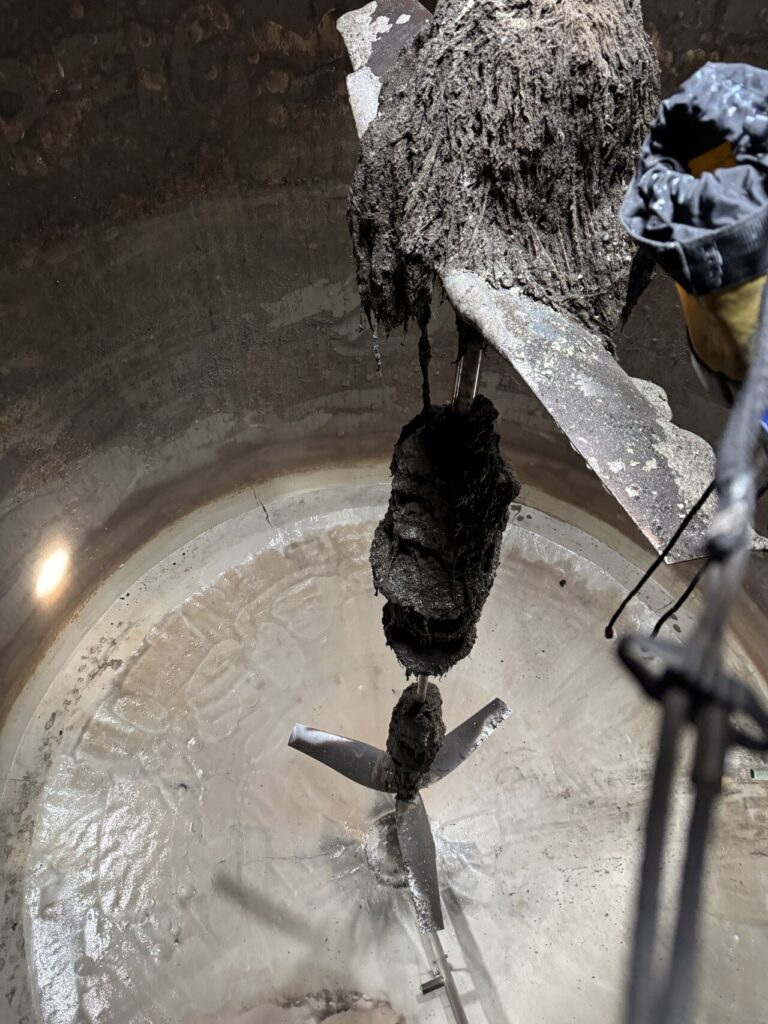 Czyszczenie komory WKF ze złogów osadu oraz piasku