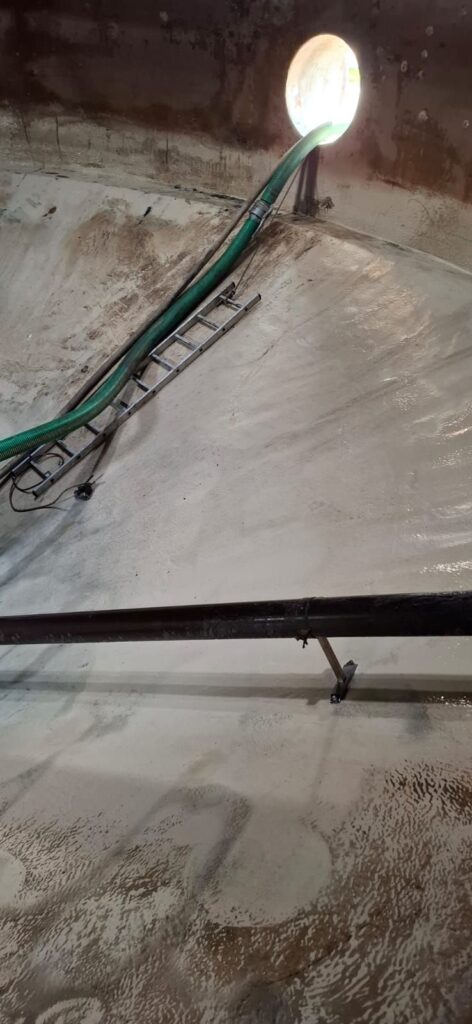 Czyszczenie komory WKF ze złogów osadu oraz piasku