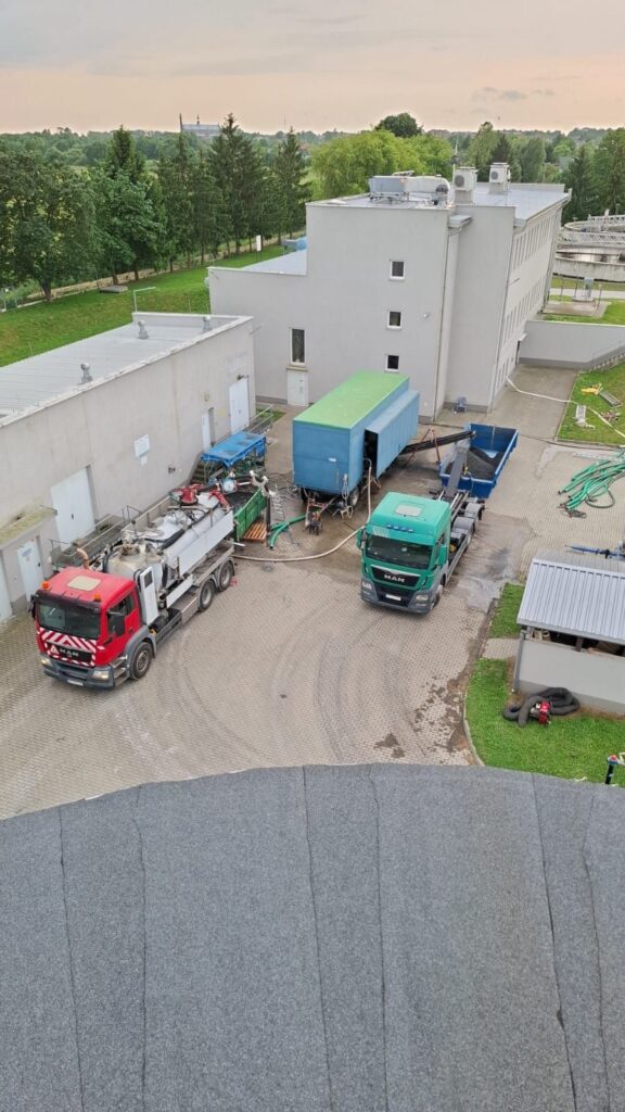 Czyszczenie komory WKF ze złogów osadu oraz piasku