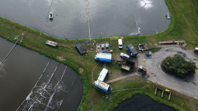 Prace na zbiorniku w ciągu technologicznym z zastosowaniem amfibii oraz mobilnej prasy – efektywność potwierdzona działaniem